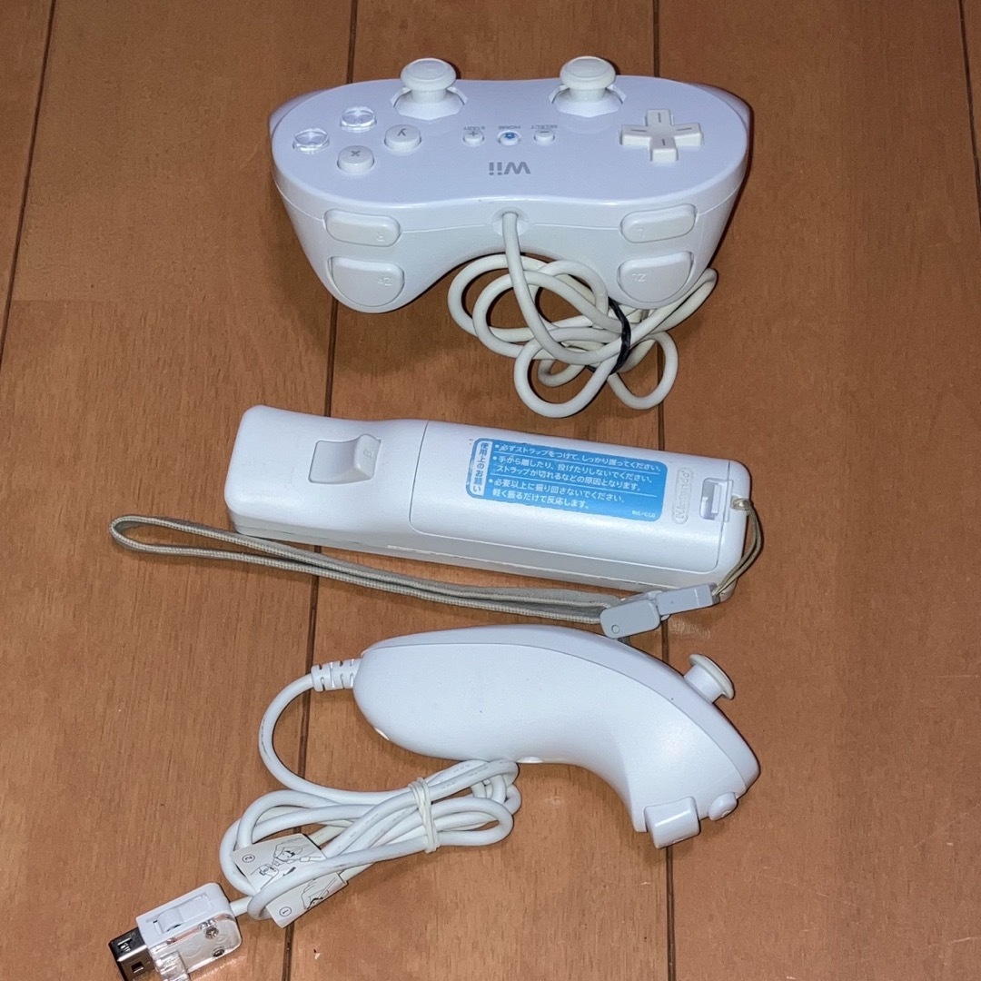 Wii(ウィー)のWiiクラシックコントローラーPRO、Wiiリモコン、ヌンチャク セット エンタメ/ホビーのゲームソフト/ゲーム機本体(その他)の商品写真