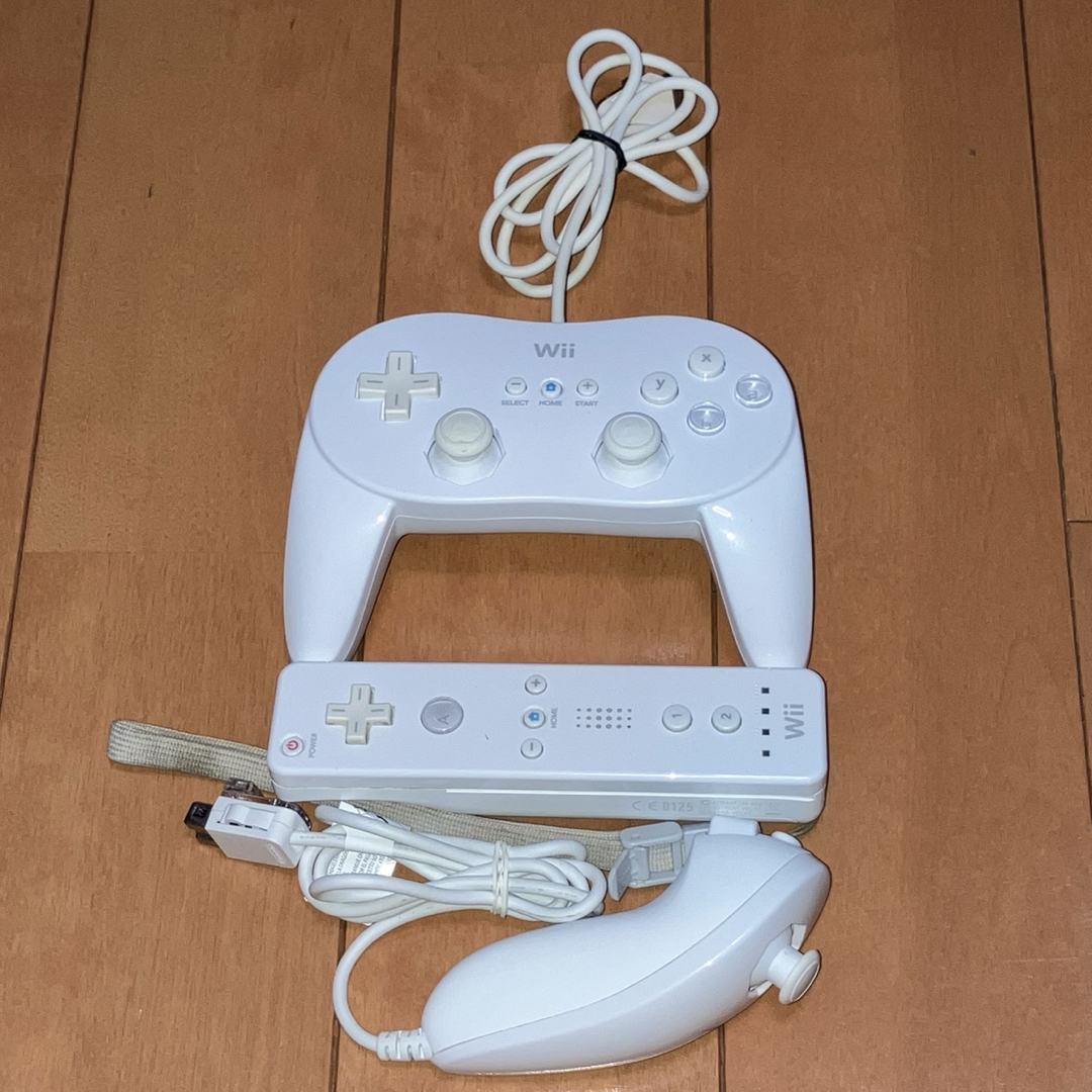 Wii(ウィー)のWiiクラシックコントローラーPRO、Wiiリモコン、ヌンチャク セット エンタメ/ホビーのゲームソフト/ゲーム機本体(その他)の商品写真