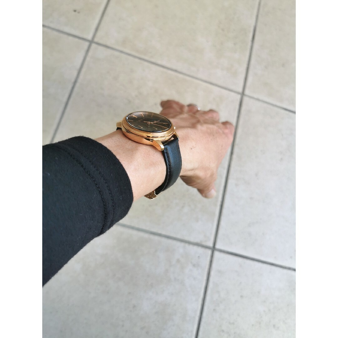 agnes b.(アニエスベー)のアニエスベー　マブいブラックゴールドのオシャレウォッチ　メンズ メンズの時計(腕時計(アナログ))の商品写真
