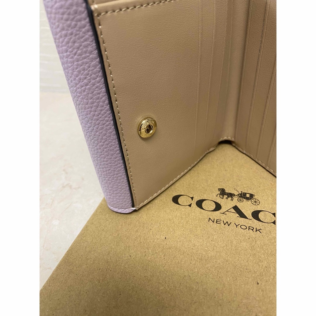 COACH(コーチ)の[新品未使用]✨COACHバイカラー二つ折り財布✨ミニ財布 レディースのファッション小物(財布)の商品写真