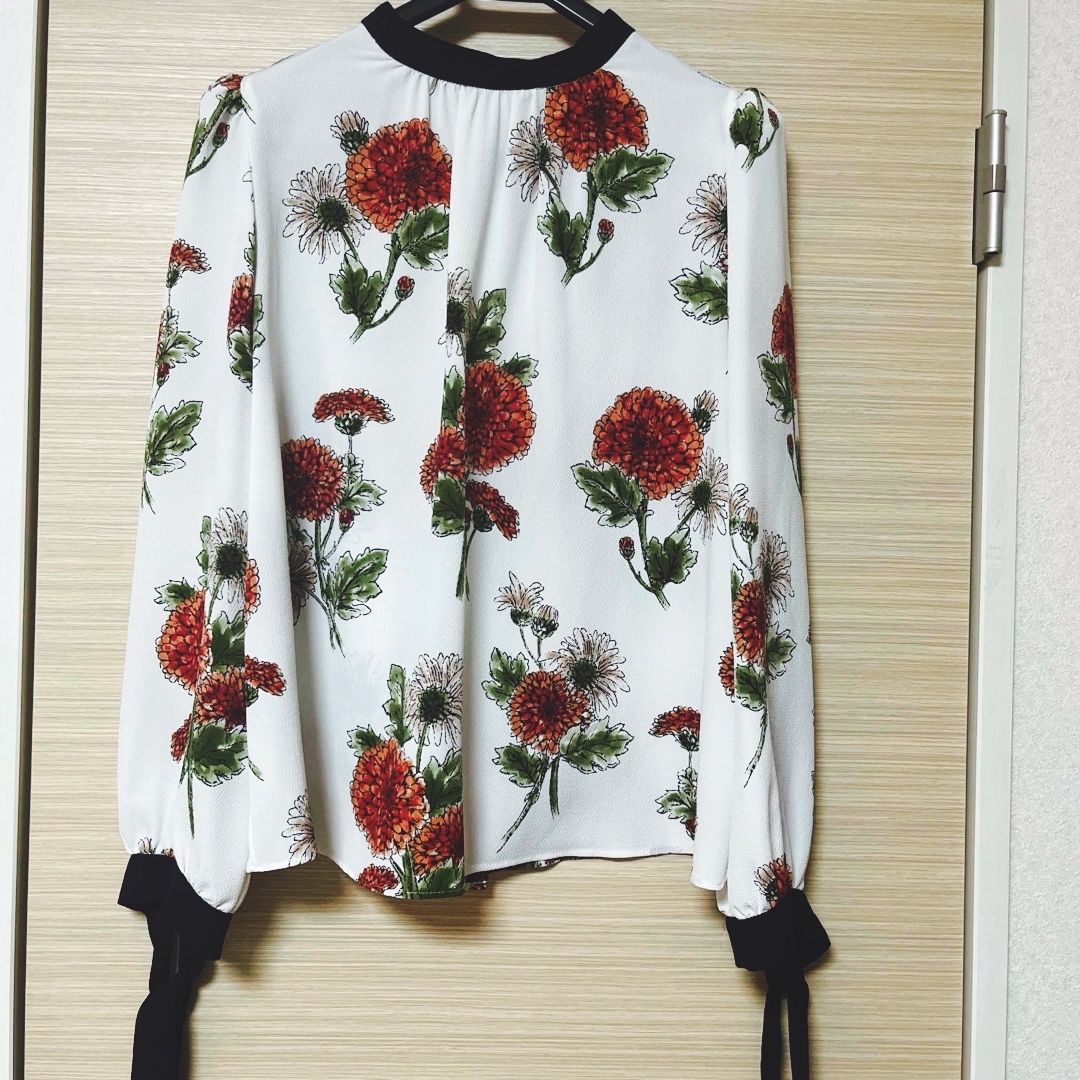 ZARA(ザラ)のZARA 花柄トップス レディースのトップス(シャツ/ブラウス(長袖/七分))の商品写真