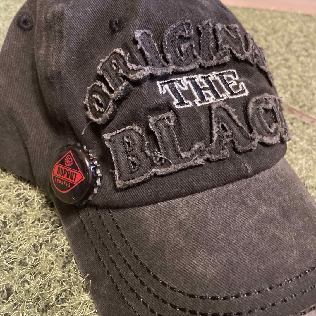 ハンドメイド　ブラックキャップ　オリジナル缶バッジ メンズの帽子(キャップ)の商品写真