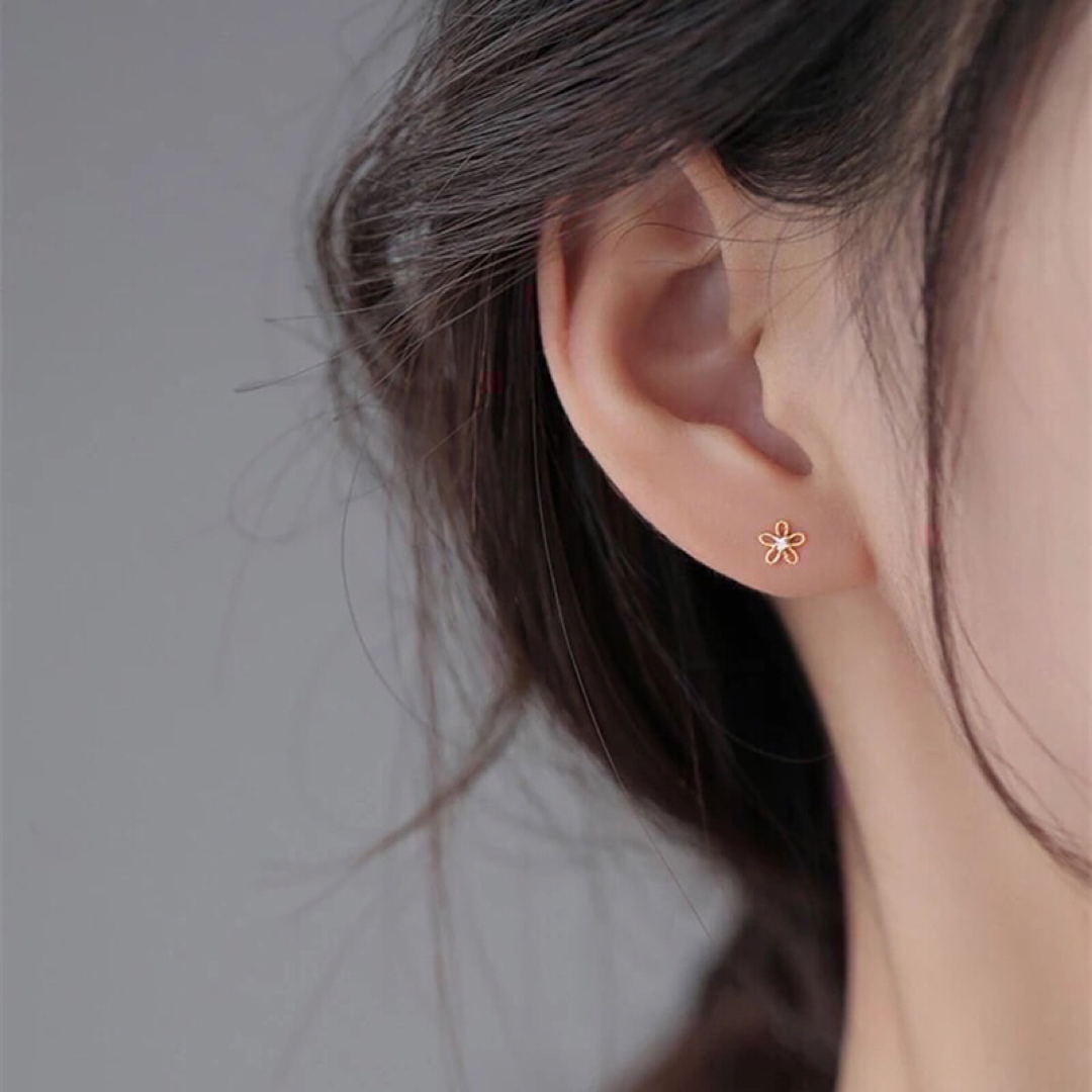  Flower pierce 18k仕上げ　CZダイヤピアス　silver925 レディースのアクセサリー(ピアス)の商品写真