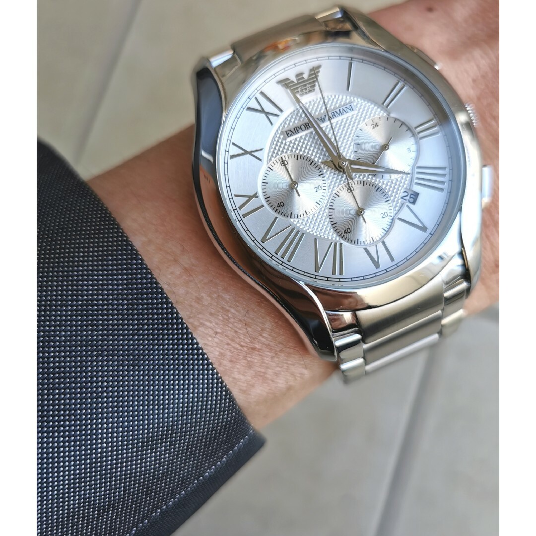 Emporio Armani(エンポリオアルマーニ)のアルマーニ　新型のマブいシルバーフェイスのメンズ腕時計 メンズの時計(腕時計(アナログ))の商品写真