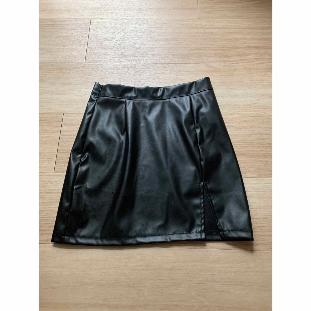 SHEIN(シーイン)のSHEIN PETITE スプリットヘム PUレザースカート ブラック シーイン レディースのスカート(ミニスカート)の商品写真