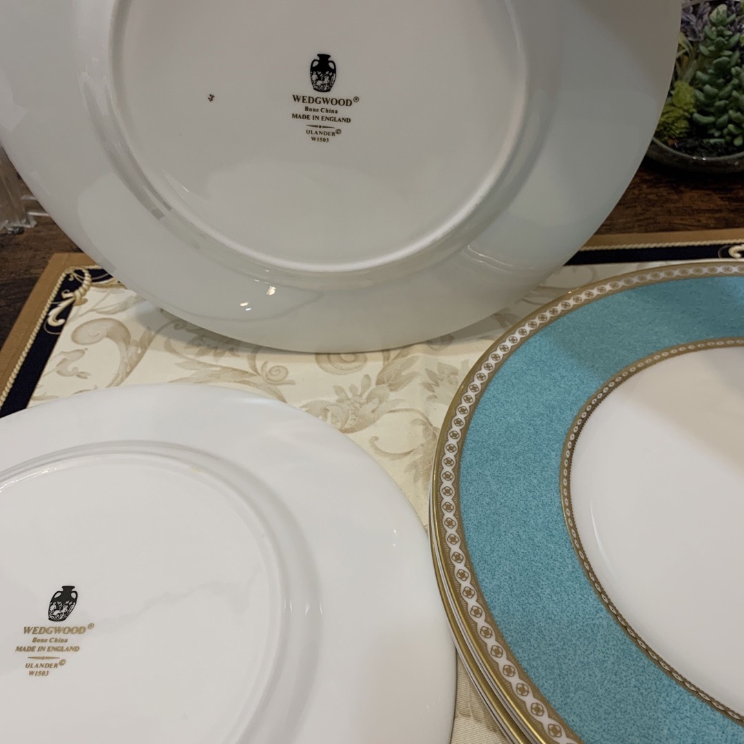 WEDGWOOD(ウェッジウッド)の未使用　ウェッジウッド  ユーランダー　パウダー　ターコイズ　27cmプレート インテリア/住まい/日用品のキッチン/食器(食器)の商品写真