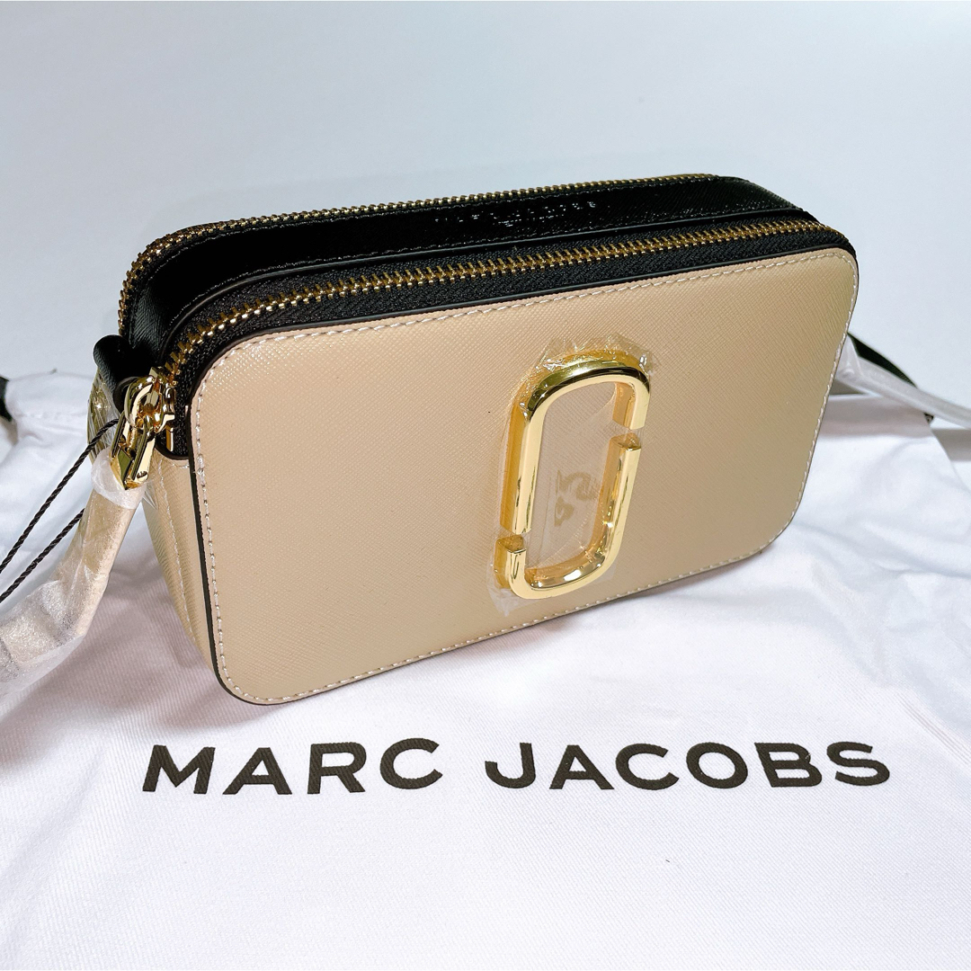 MARC JACOBS(マークジェイコブス)のMARC JACOBS マークジェイコブス スナップショット ベージュ ブラック レディースのバッグ(ショルダーバッグ)の商品写真