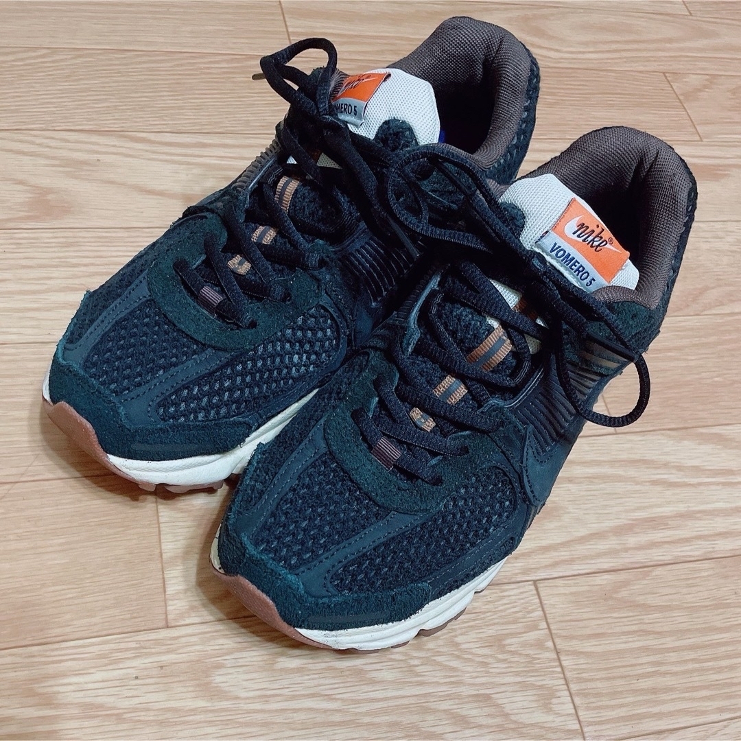 NIKE(ナイキ)のNIKE ZOOM VOMERO 5 PREMIUM 27cm メンズの靴/シューズ(スニーカー)の商品写真