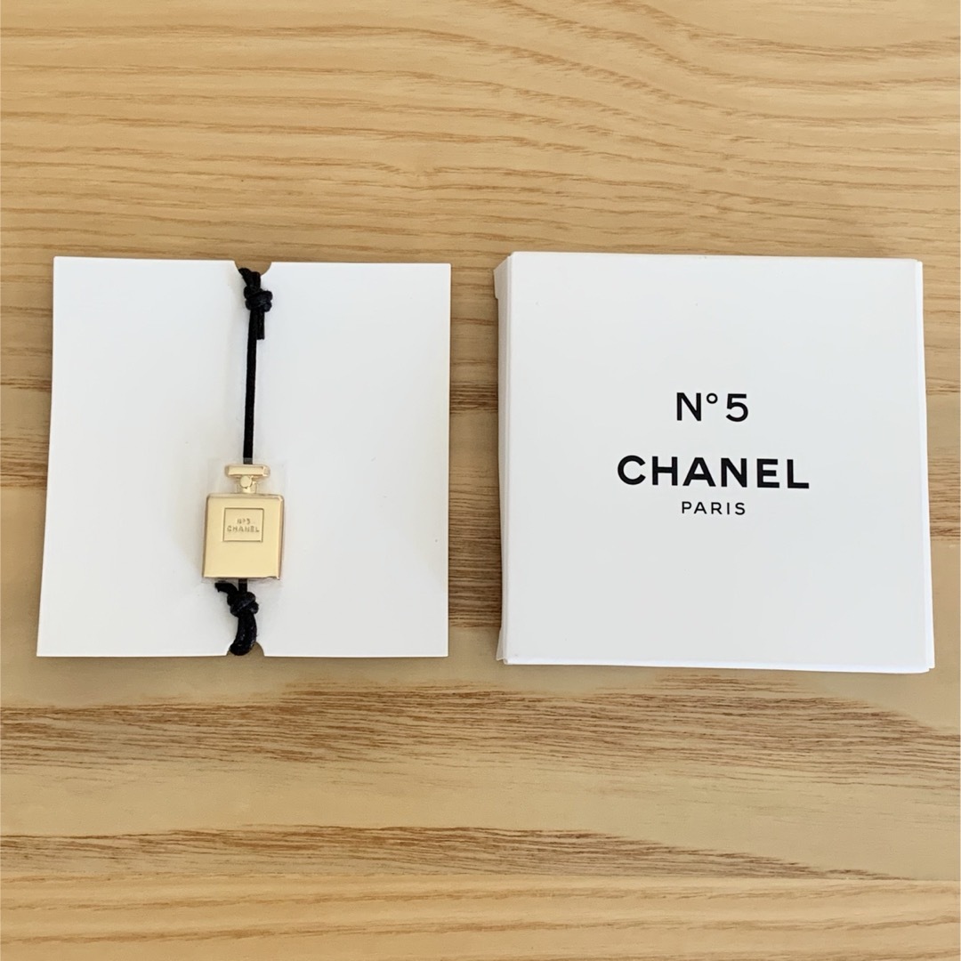 CHANEL(シャネル)のシャネル コスメ ホリデー 限定 購入特典 ブレスレット CHANEL 香水 レディースのアクセサリー(ブレスレット/バングル)の商品写真