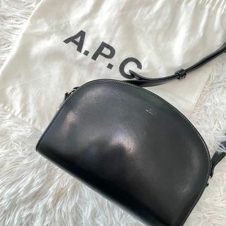 アーペーセー(A.P.C)のA.P.C　ハーフムーン　ショルダーバッグ　クロスボディ　ブラック(ショルダーバッグ)