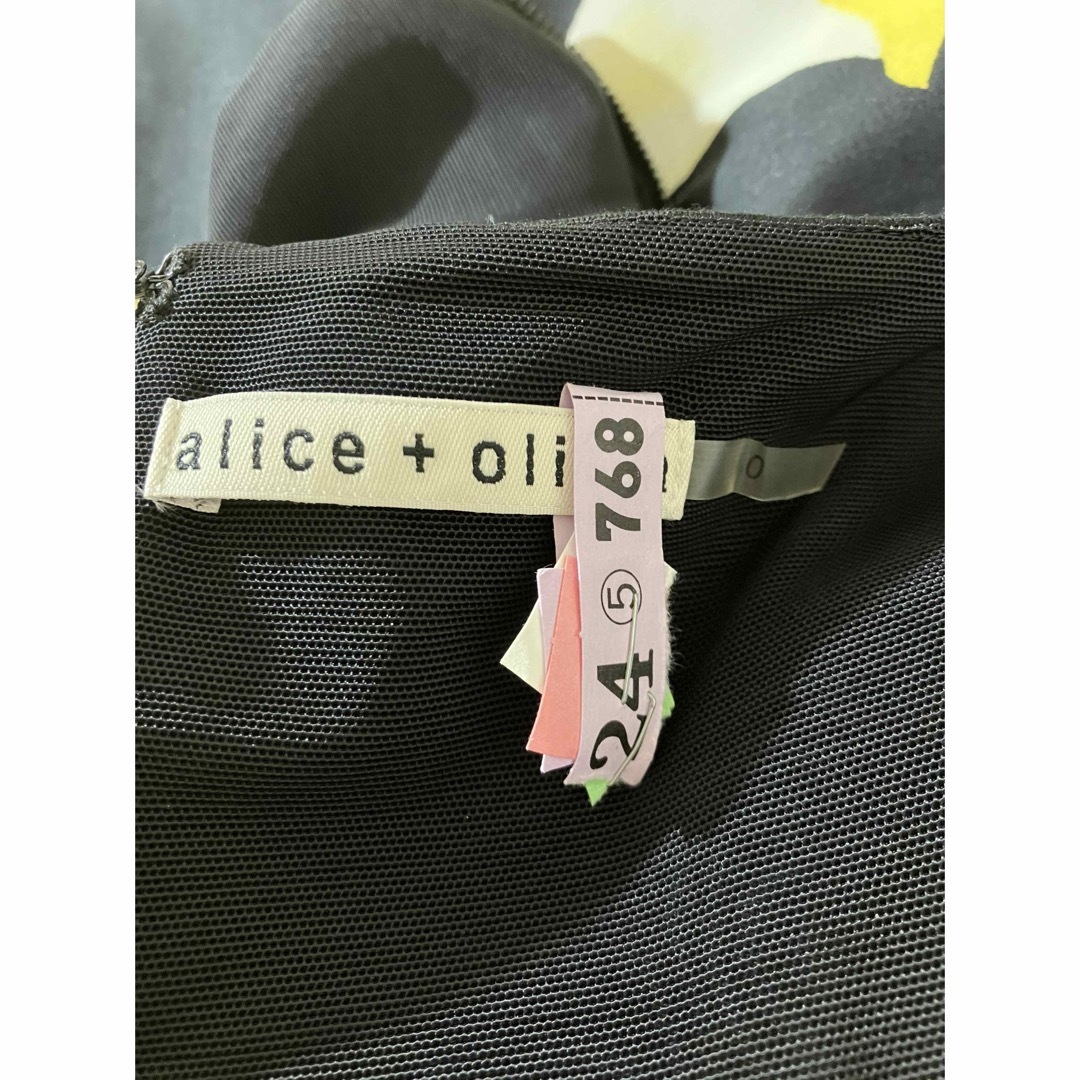 Alice+Olivia(アリスアンドオリビア)のalice+olivia アリスオリビア　フラワーワンピース レディースのワンピース(ひざ丈ワンピース)の商品写真