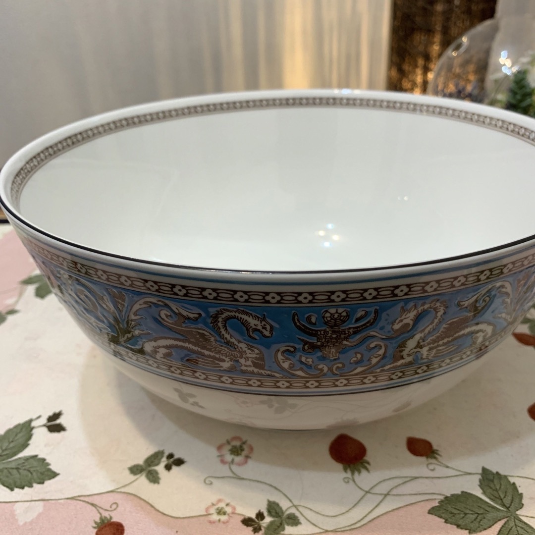 WEDGWOOD(ウェッジウッド)のウェッジウッド フロレンティーン　ターコイズ　25cmサラダボウルLサイズ インテリア/住まい/日用品のキッチン/食器(食器)の商品写真