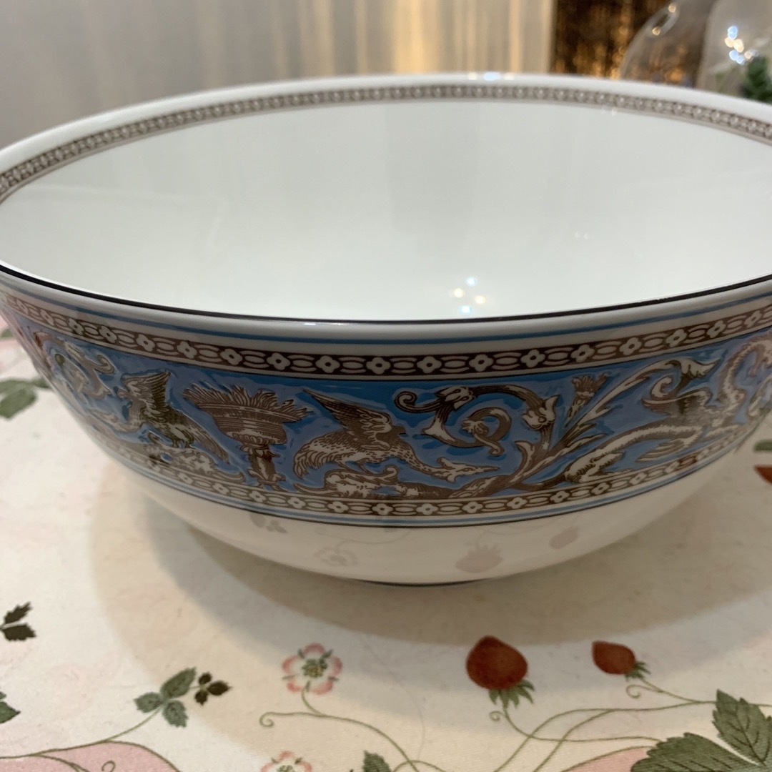 WEDGWOOD(ウェッジウッド)のウェッジウッド フロレンティーン　ターコイズ　25cmサラダボウルLサイズ インテリア/住まい/日用品のキッチン/食器(食器)の商品写真