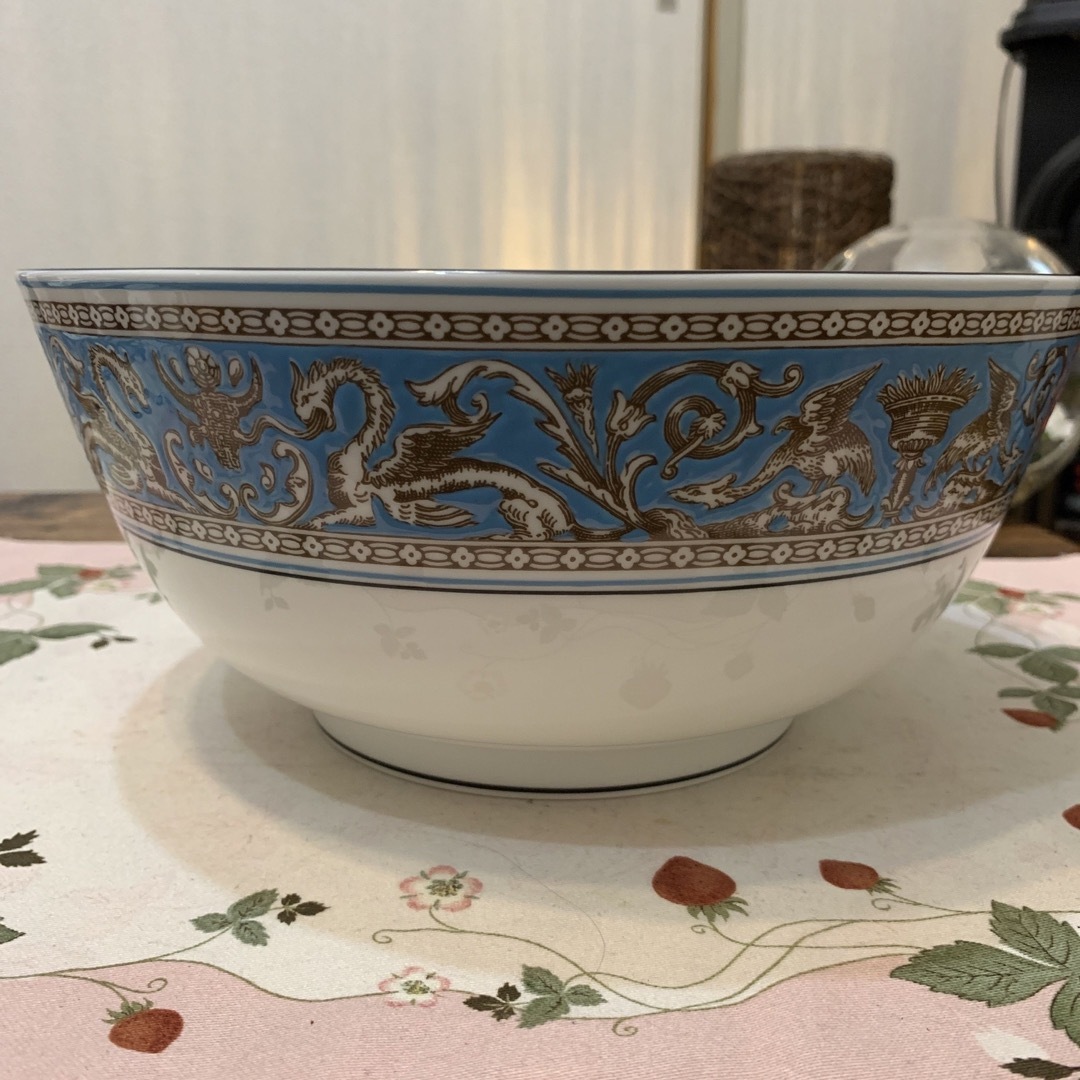 WEDGWOOD(ウェッジウッド)のウェッジウッド フロレンティーン　ターコイズ　25cmサラダボウルLサイズ インテリア/住まい/日用品のキッチン/食器(食器)の商品写真