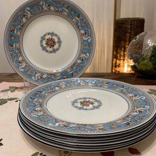 ウェッジウッド(WEDGWOOD)のシール付　ウェッジウッド  フロレンティーン　ターコイズ　20.5cmプレート(食器)