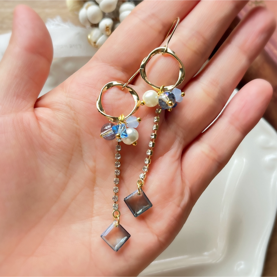 ツイストリング×ビジューチェーン×ブルーグラデーションスクエアピアス/イヤリング ハンドメイドのアクセサリー(ピアス)の商品写真