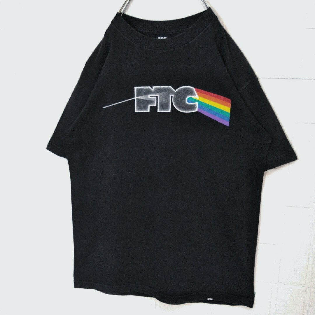 FTC(エフティーシー)の《FTC /エフティーシー》虹色　レインボー　ロゴ　Tシャツ　半袖 メンズのトップス(Tシャツ/カットソー(半袖/袖なし))の商品写真