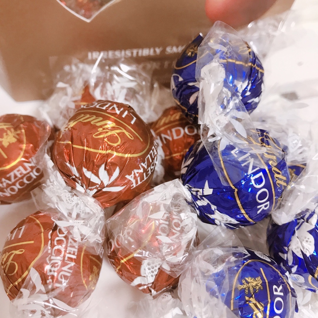 Lindt(リンツ)の★12個＊2種類★【ゴールド】リンツ＊リンドール【コストコ＊Costco】 食品/飲料/酒の食品(菓子/デザート)の商品写真