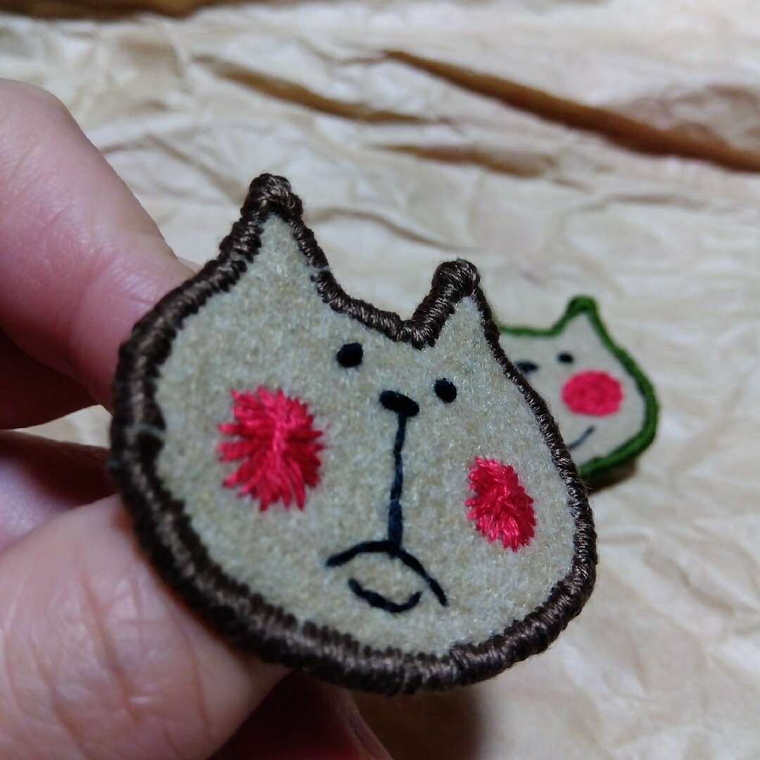 ハンドメイド　ブローチ　どすこいにゃんこ　2匹セット ハンドメイドのアクセサリー(コサージュ/ブローチ)の商品写真