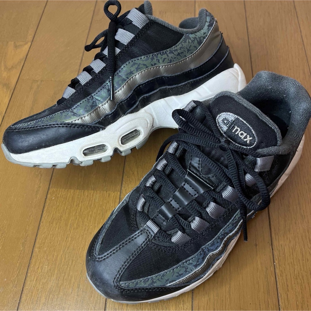 NIKE(ナイキ)のNIKE AIR MAX 95 ナイキエアマックス95 23cm ブラック レディースの靴/シューズ(スニーカー)の商品写真