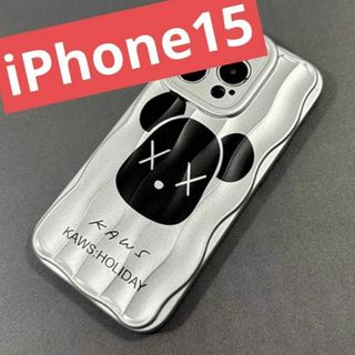 iPhone15 ケース　カウズ KAWS アルミ調 ［シルバー］(iPhoneケース)