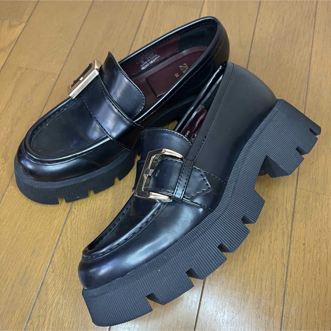 ZARA(ザラ)のZARA ザラ 厚底 ローファー バックル ブラック 36 レディースの靴/シューズ(ローファー/革靴)の商品写真