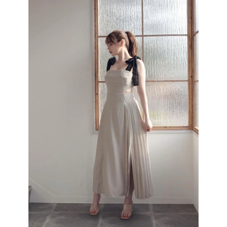【新品・未使用】Ann ribbon pleats dress / Beige(ロングワンピース/マキシワンピース)