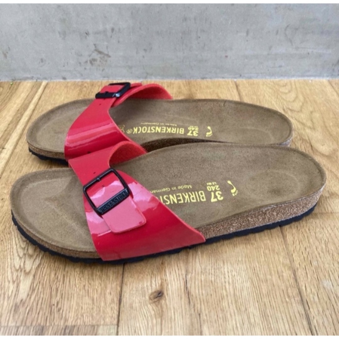 BIRKENSTOCK(ビルケンシュトック)の新品送料込み　ビルケンシュトック　マドリッド　サンダル　レッドパテント　24cm レディースの靴/シューズ(サンダル)の商品写真