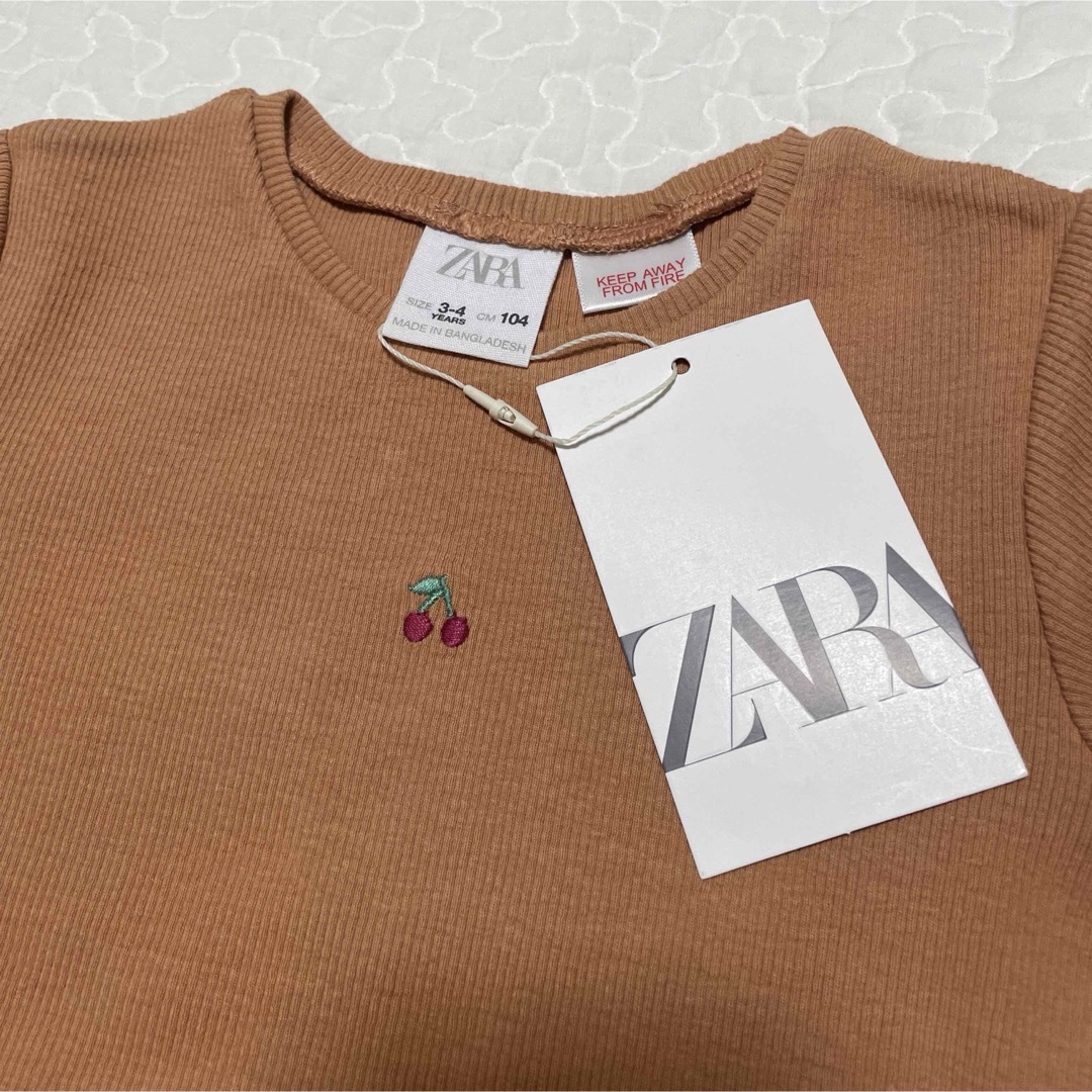 ZARA KIDS(ザラキッズ)のZARA kids エンブロイダリー　リブTシャツ　104㎝ キッズ/ベビー/マタニティのキッズ服男の子用(90cm~)(Tシャツ/カットソー)の商品写真