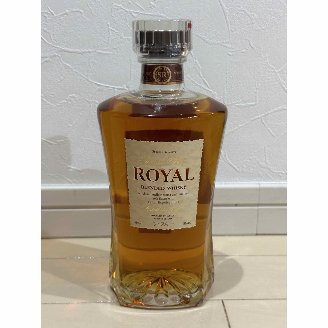 サントリー(サントリー)のサントリー　ローヤル　ROYAL スリムボトル 660ml 　箱あり 食品/飲料/酒の酒(ウイスキー)の商品写真