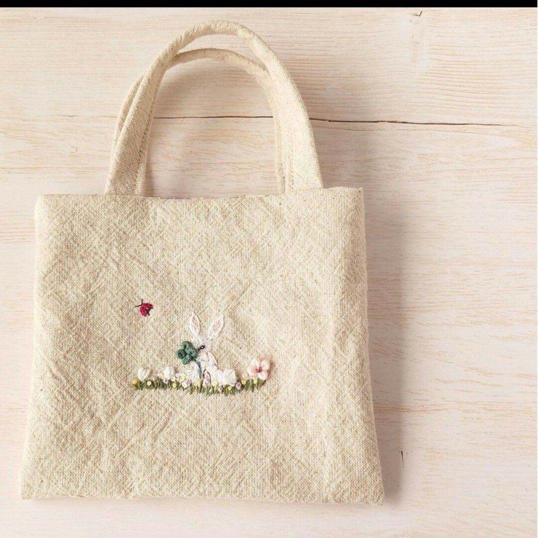 手刺繍入ちっちゃなぺたんこトートバック【うさことよつ葉】 ハンドメイドのファッション小物(バッグ)の商品写真