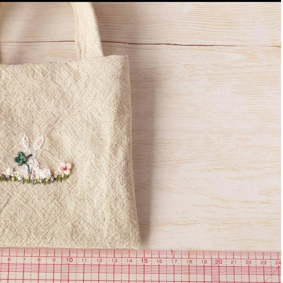 手刺繍入ちっちゃなぺたんこトートバック【うさことよつ葉】 ハンドメイドのファッション小物(バッグ)の商品写真