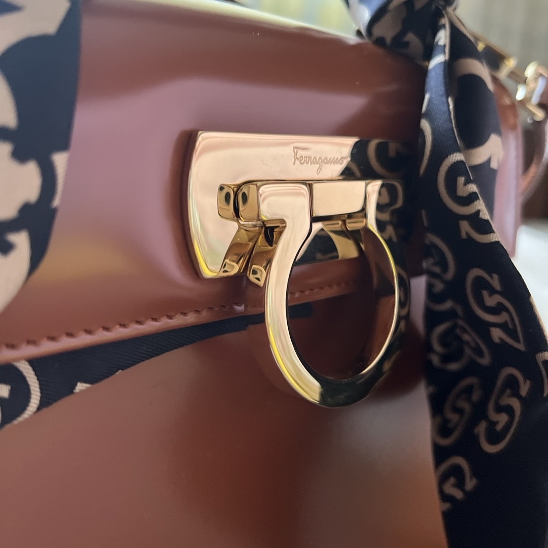 Ferragamo(フェラガモ)のフェラガモミニバッグ レディースのバッグ(ショルダーバッグ)の商品写真