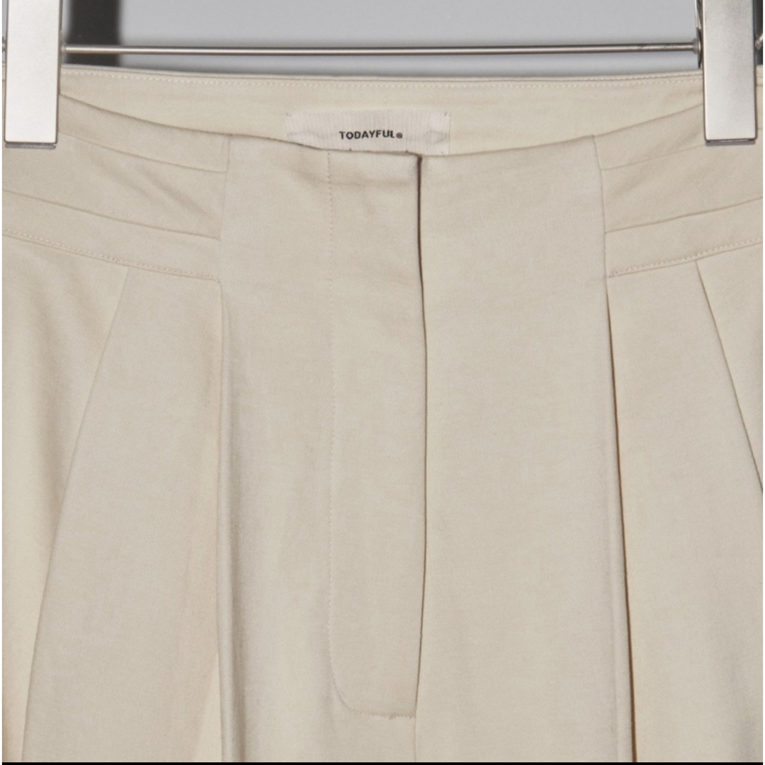 TODAYFUL(トゥデイフル)のpeach skin tuck trousers レディースのパンツ(カジュアルパンツ)の商品写真