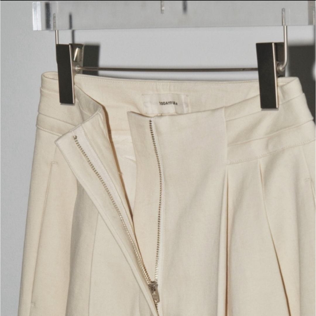 TODAYFUL(トゥデイフル)のpeach skin tuck trousers レディースのパンツ(カジュアルパンツ)の商品写真