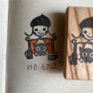 スタンプ　No. 6702どんぐり帽子の女の子と黒ネコ(はんこ)