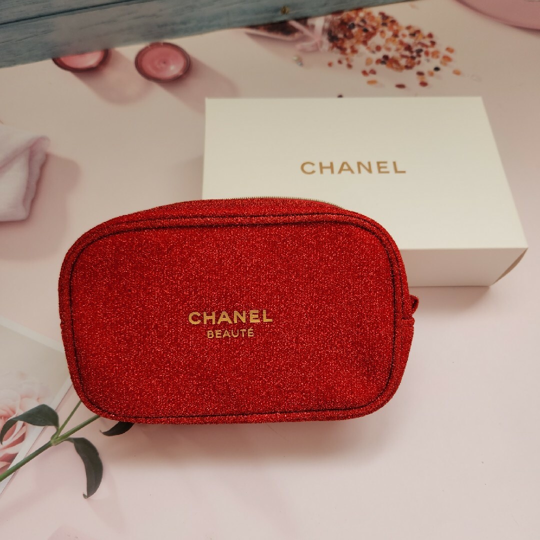 CHANEL(シャネル)の【新品】CHANEL　シャネル ノベルティポーチ ラメ入り　レッド レディースのファッション小物(ポーチ)の商品写真