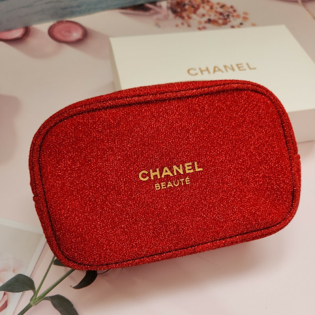 CHANEL(シャネル)の【新品】CHANEL　シャネル ノベルティポーチ ラメ入り　レッド レディースのファッション小物(ポーチ)の商品写真