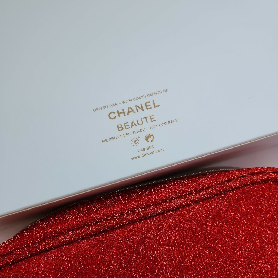 CHANEL(シャネル)の【新品】CHANEL　シャネル ノベルティポーチ ラメ入り　レッド レディースのファッション小物(ポーチ)の商品写真