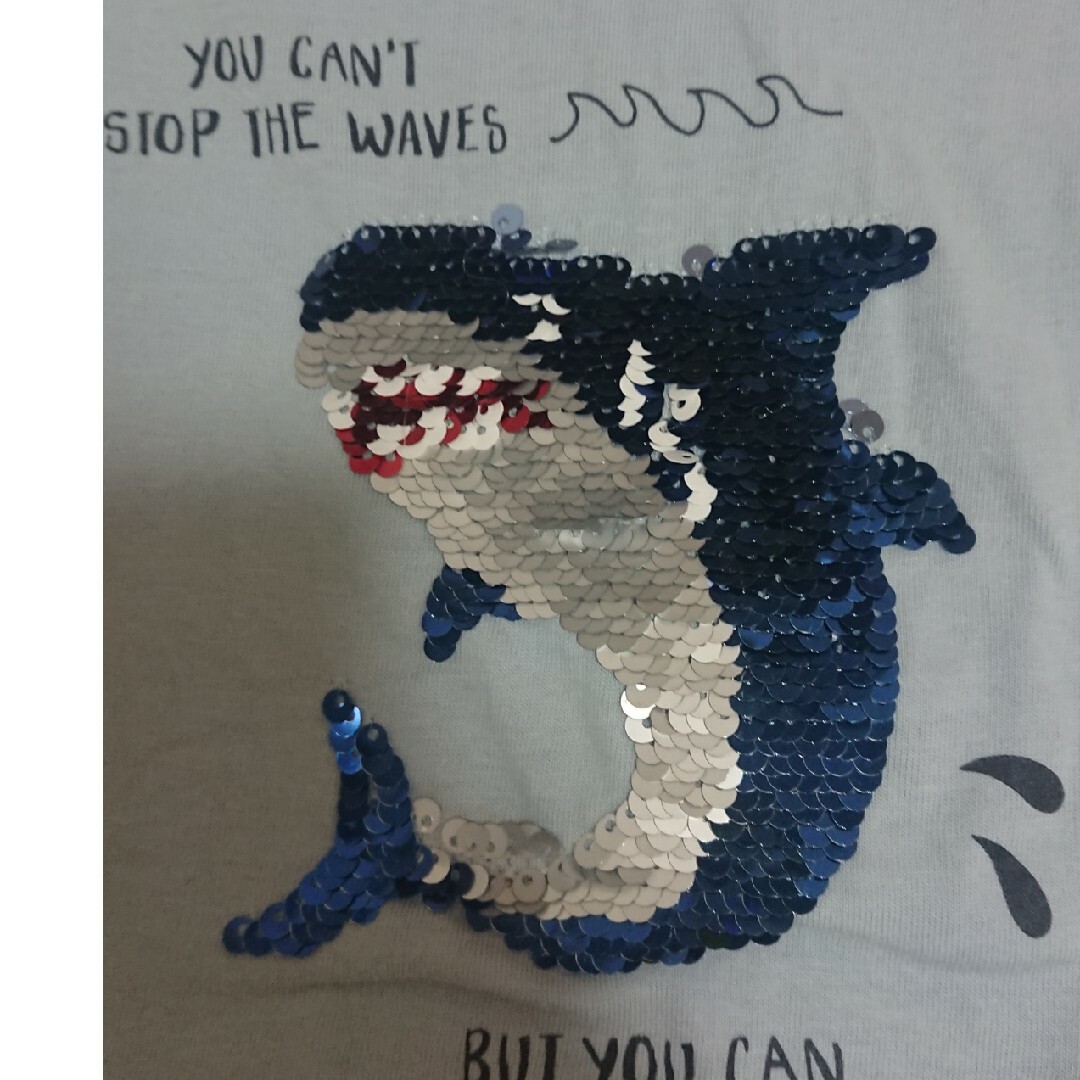 サメ スパンコールTシャツ 110cm キッズ/ベビー/マタニティのキッズ服男の子用(90cm~)(Tシャツ/カットソー)の商品写真