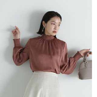 NATURAL BEAUTY BASIC - シャーリングネックブラウス