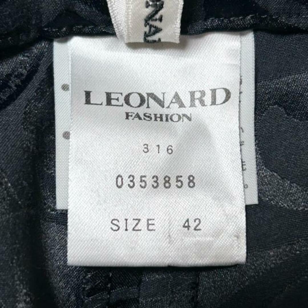 LEONARD(レオナール)のLEONARD(レオナール) パンツ サイズ42 L レディース - 黒 クロップド(半端丈) レディースのパンツ(その他)の商品写真