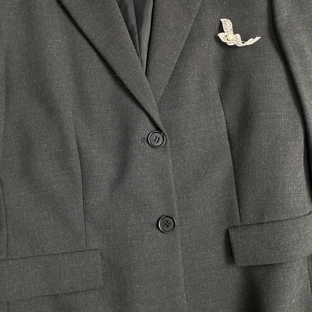 Max Mara(マックスマーラ)のマックスマーラ　スーツ　極美品 銀タグ フォーマル セットアップ  42　黒 レディースのフォーマル/ドレス(スーツ)の商品写真