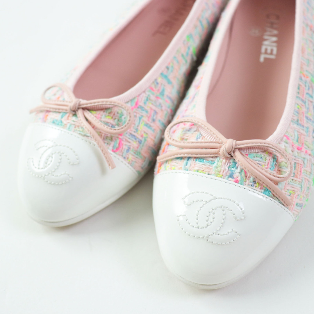 CHANEL(シャネル)の未使用品◎CHANEL シャネル 24C G02819 Ballet flats コットンツイード パテントカーフスキン バレエシューズ ホワイト マルチ 38 箱・保存袋付き イタリア製 レディース レディースの靴/シューズ(バレエシューズ)の商品写真