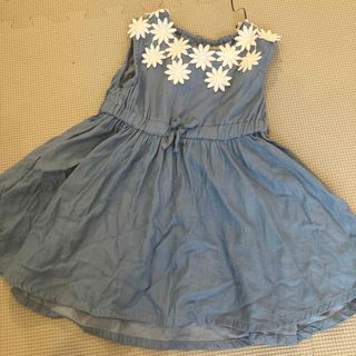 プティマイン(petit main)のプティマイン　90 ワンピース　マーガレット　デニム　夏服　花柄　水色(ワンピース)