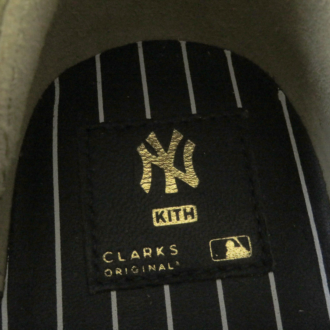 Clarks(クラークス)の未使用品□Clarks×KITH NYC×MLB クラークス キス New York Yankees ニューヨークヤンキース エンボスロゴ スウェードレザー ワラビーブーツ デザートブーツ ベージュ 8 箱・保存袋付き メンズ メンズの靴/シューズ(ブーツ)の商品写真