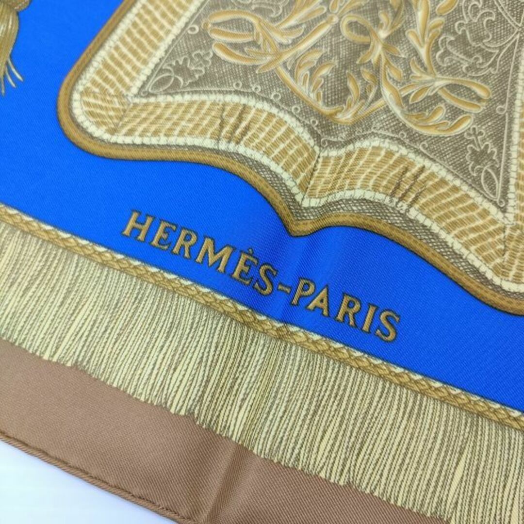 Hermes(エルメス)のHERMES カレ90 POSTE ET CAVALERIE サーベル飾り袋 シルク 大判 89×89 スカーフ  ブルー ブラウン レディース エルメス【中古】4-0413G◎ レディースのファッション小物(バンダナ/スカーフ)の商品写真