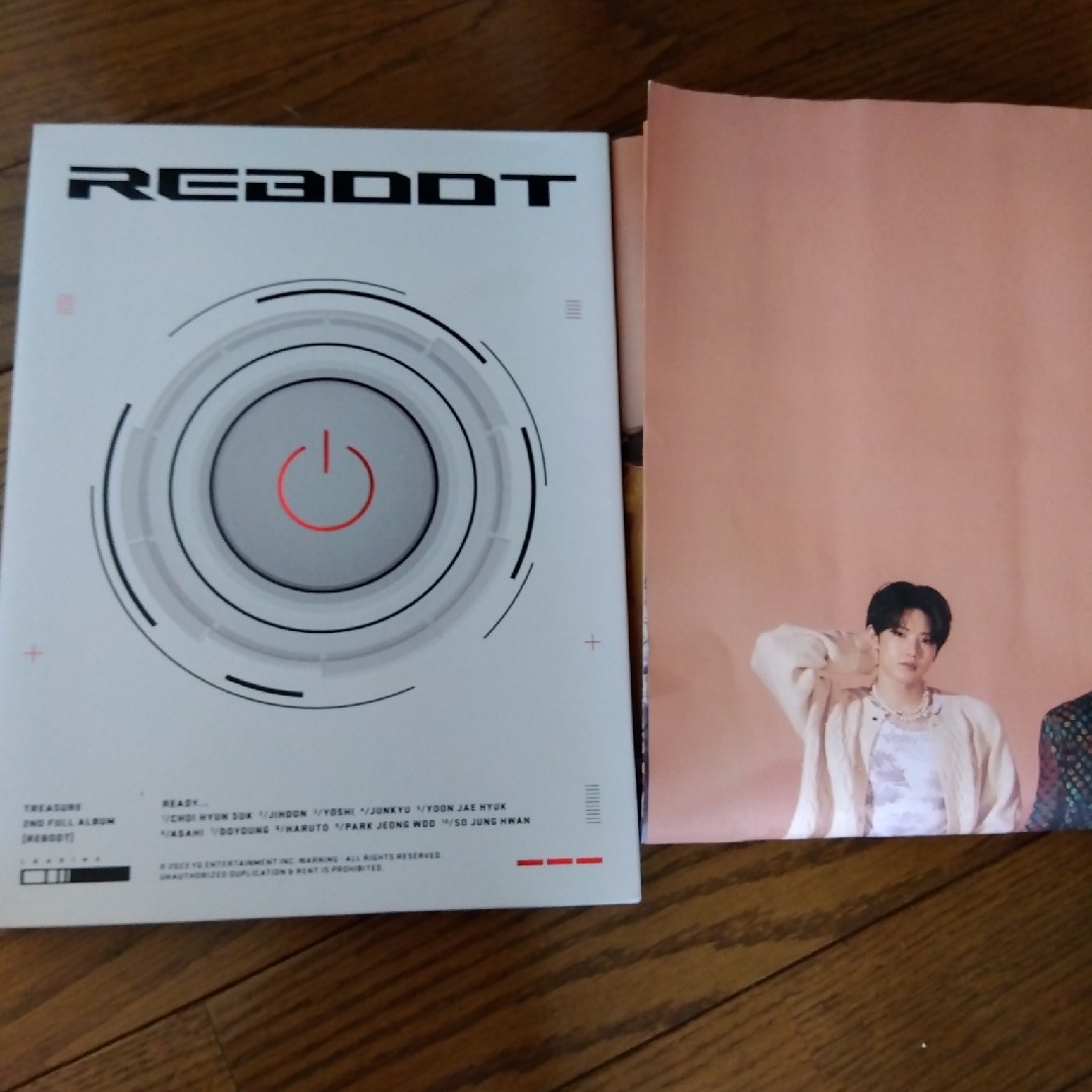 TREASURE(トレジャー)のTREASURE REBOOT photobook 白　オマケ　ポスター エンタメ/ホビーのCD(K-POP/アジア)の商品写真