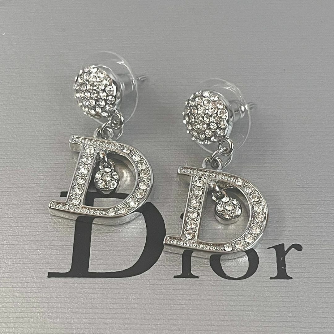 Christian Dior(クリスチャンディオール)の【未使用級】 Dior ピアス 両方 ラインストーン Dロゴ シルバー パーティ レディースのアクセサリー(ピアス)の商品写真