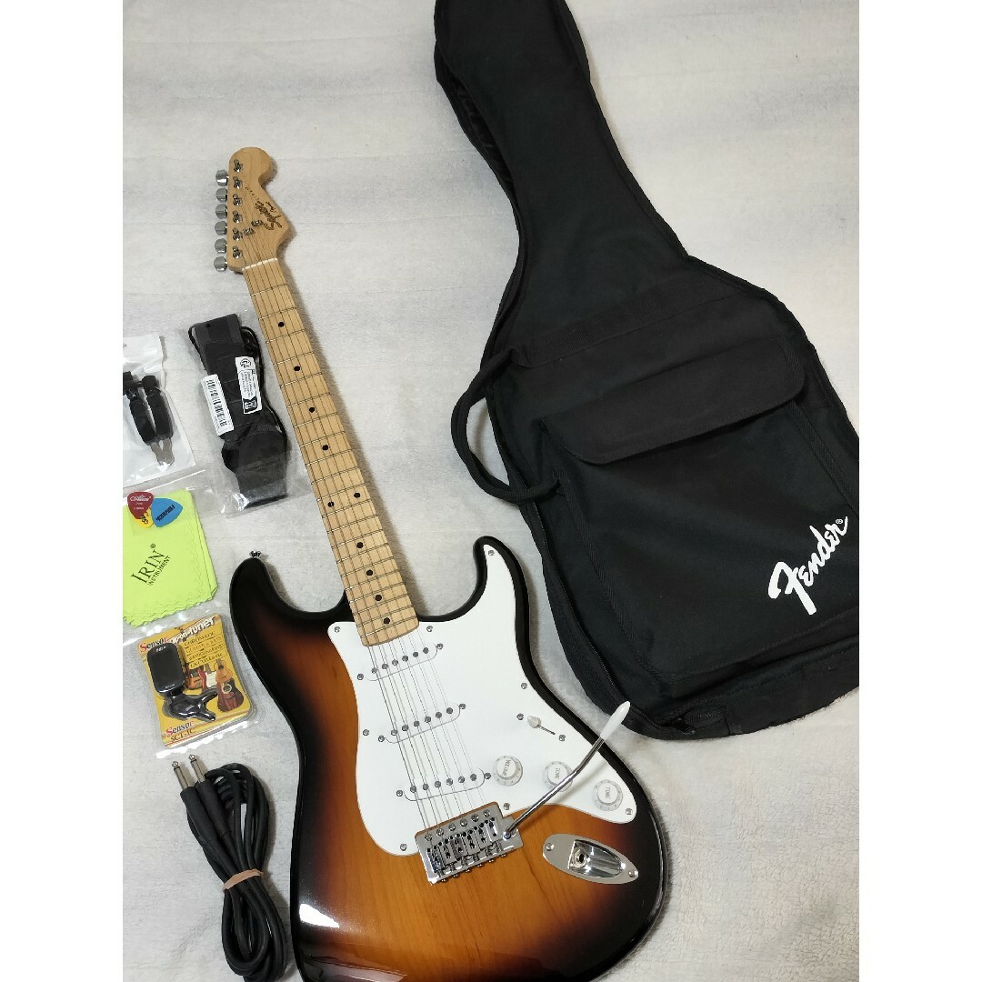 SQUIER(スクワイア)のSquier by Fender ストラト  オマケ多数ケース付き 初心者最適 楽器のギター(エレキギター)の商品写真